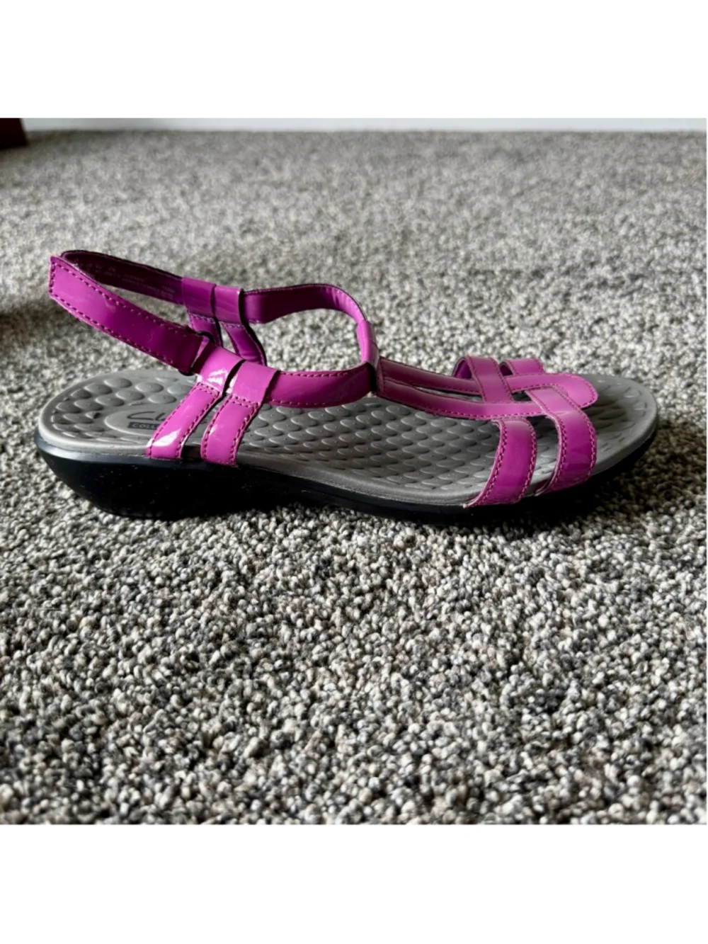 Women's Clarks Sonar Aster Patent T-Strap Sandals in Fuchsia Size 9